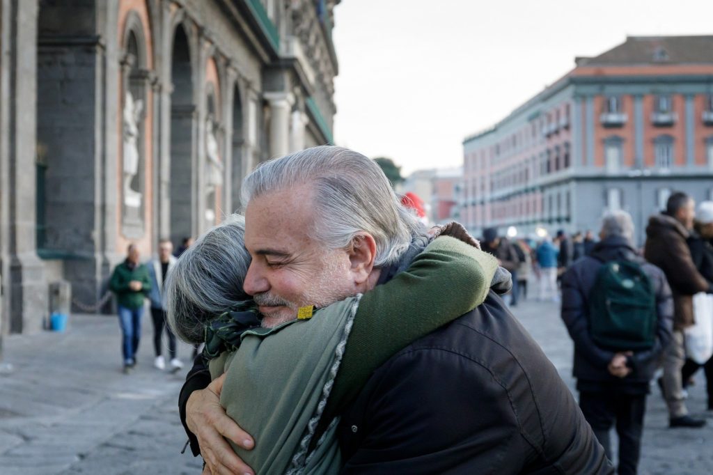 abbraccio fra due anziani