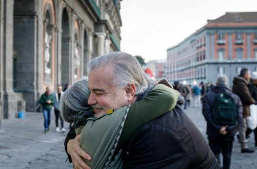 abbraccio fra due anziani